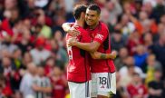 Casemiro y Bruno Fernandes se abrazan por un gol del Manchester United