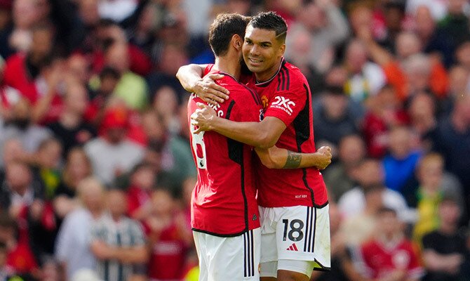 Casemiro y Bruno Fernandes se abrazan por un gol del Manchester United