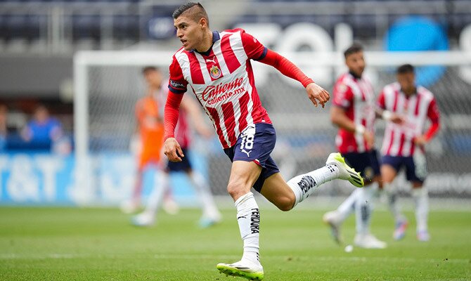 Ronaldo Cisneros en calentamiento previo a un partido de las Chivas