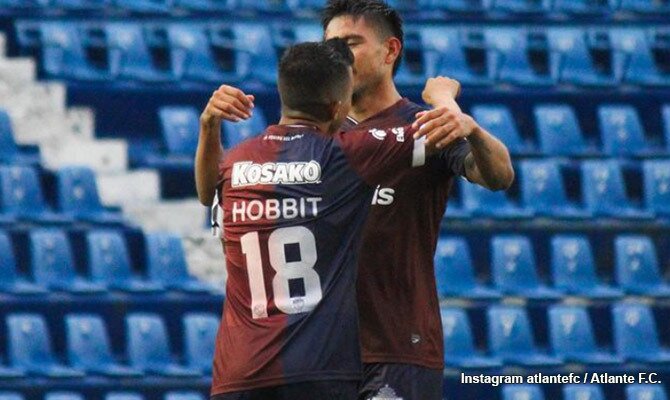 Christian el Hobbit Bermúdez celebra un gol del Atlante en Liga de Expansion 2023
