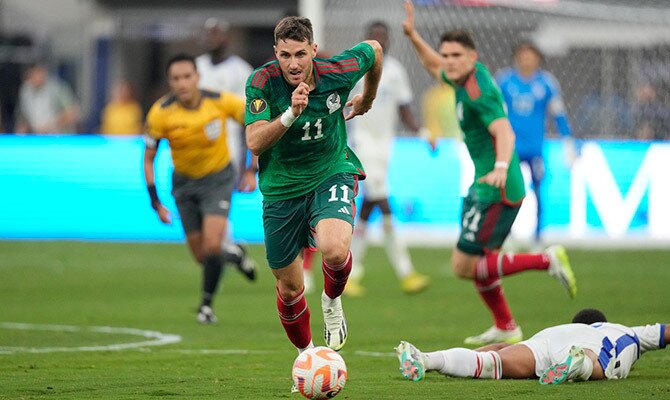 Santiago Gimenez camino al gol del título de México en la Copa Oro 2023