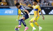 Joao Rojas de Rayados de Monterrey ante Javier Aquino de Tigres