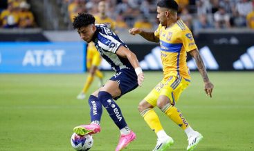 Joao Rojas de Rayados de Monterrey ante Javier Aquino de Tigres