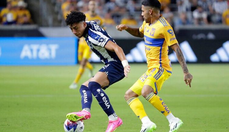 Joao Rojas de Rayados de Monterrey ante Javier Aquino de Tigres