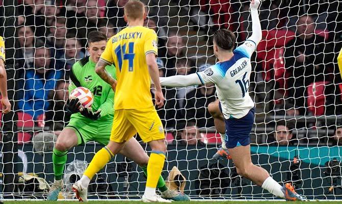 Anatoliy Trubin de Ucrania ataja un remate de Jack Grealish de Inglaterra