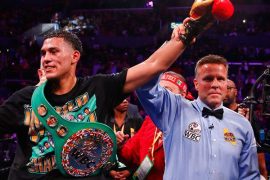 El boxeador estadounidense David Benavidez con el cinturón de WBC