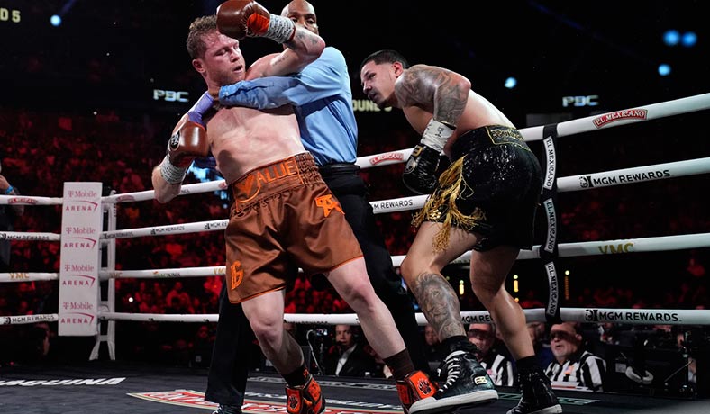 Canelo Alvarez en su pelea contra Edgar Berlanga