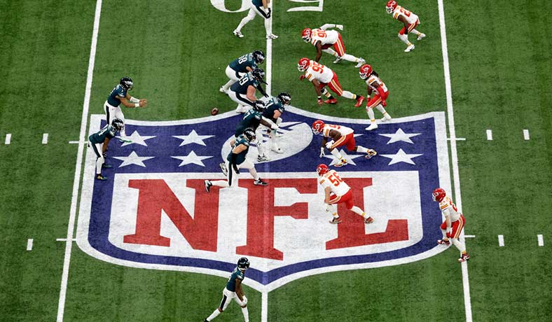 Jalen Hurts de Eagles ante los Chiefs en el Super Bowl 59
