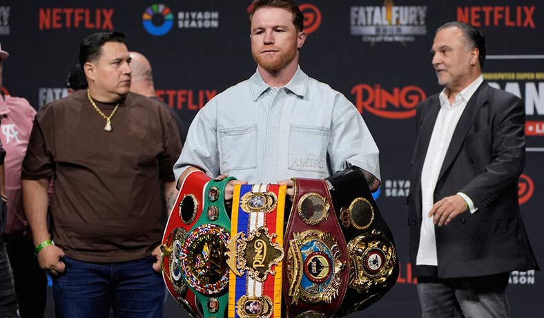 Canelo Alvarez en conferencia de prensa en Las Vegas