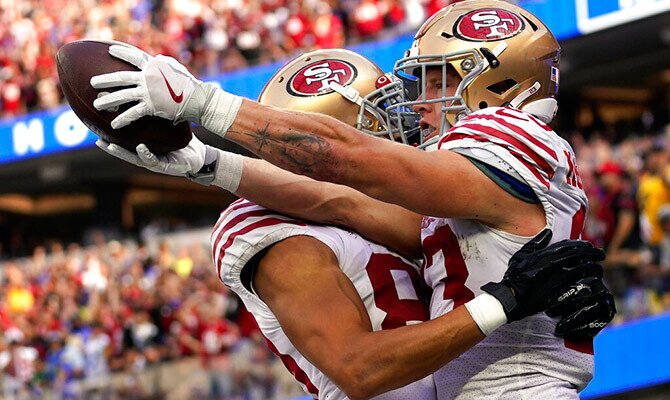 Christian McCaffrey y Willie Snead IV de San Francisco 49ers festejan un TD