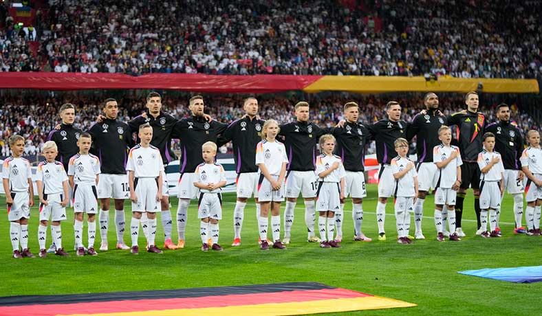 Jugadores de Alemania antes de un amistoso ante Ucrania