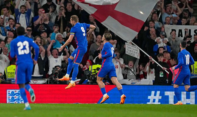 Harry Kane celebra una anotacion de la seleccion de Inglaterra