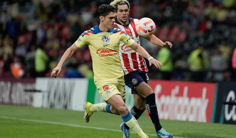Israel Reyes de America ante Cade Cowell de Guadalajara
