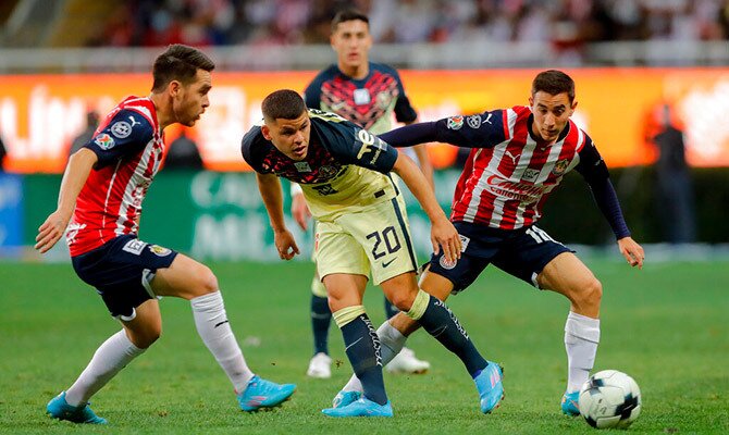 Richard Sanchez del America disputa el balon con Sebastian Perez de Chivas