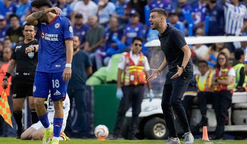 El tecnico de Cruz Azul Martin Anselmi reclama una decisión arbitral