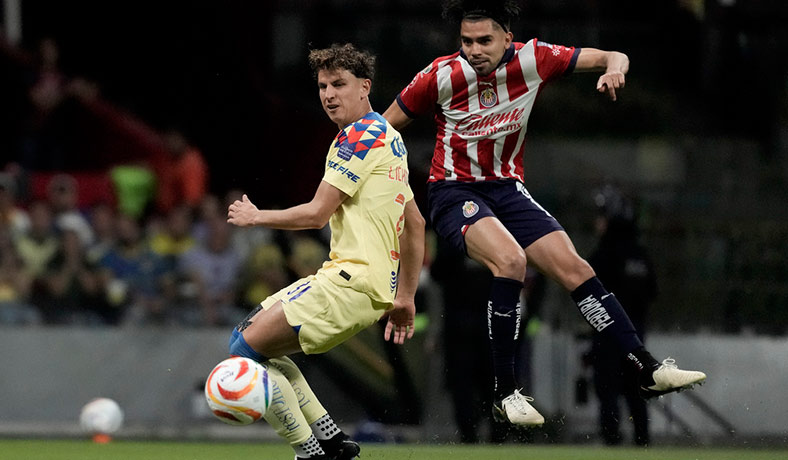Ricardo Marin de Chivas ante Igor Lichnovsky del America