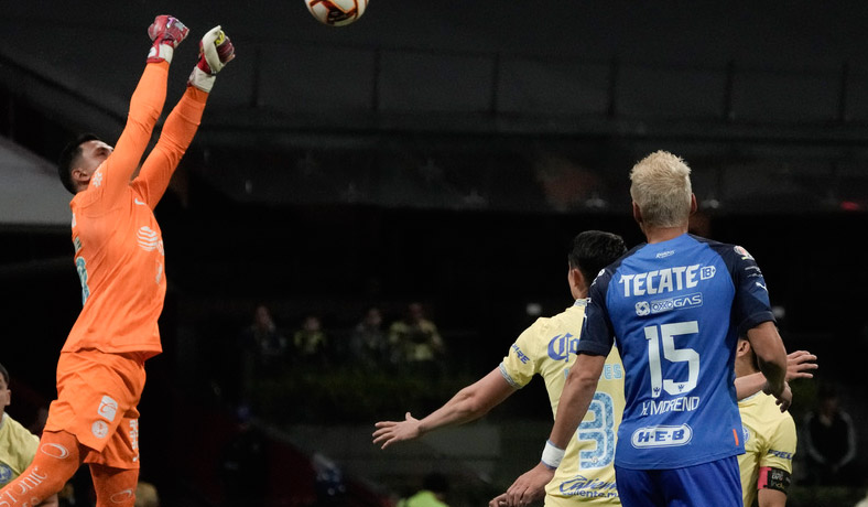 Luis Malagon del America sale por el balón en partido ante Rayados