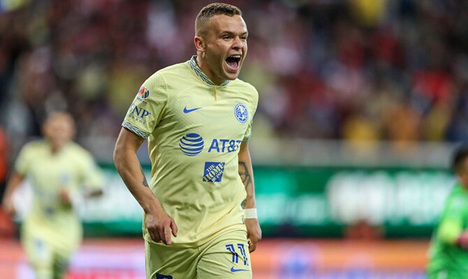 Jonathan Rodriguez del América festeja una anotacion en Liga MX