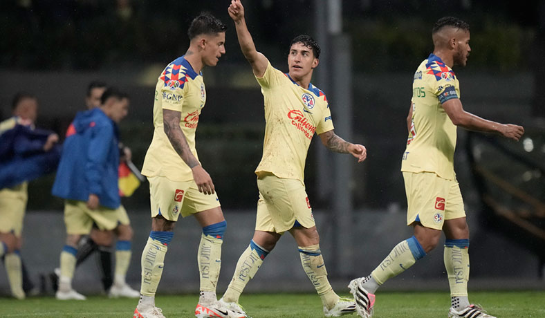Alejandro Zendejas festeja un gol del América en el Azteca