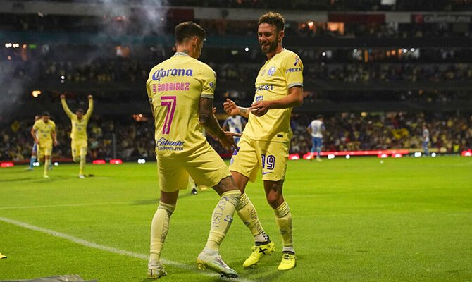 Brian Rodríguez y Miguel Layún festejan una anotación del América en el Azteca