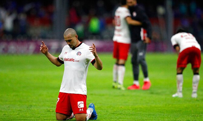 Jorge Torres Nilo del Toluca al termino de un partido