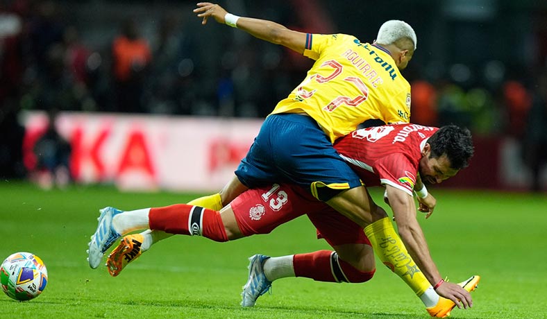 Rodrigo Aguirre del America ante Luan de Toluca