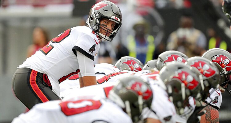 Tom Brady preparado para recibir el balón. Apuestas en la NFL 2021 Guía, Cuotas Y Sitios De Apuestas