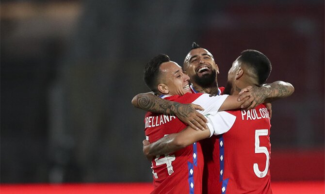 Arturo Vidal se abraza a sus compañeros en la imagen. Revisa las cuotas para el Argentina vs Chile.