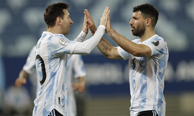 Messi y Agüero se saludan con la Albiceleste. Cuotas Argentina vs Colombia de la Copa América 2021.