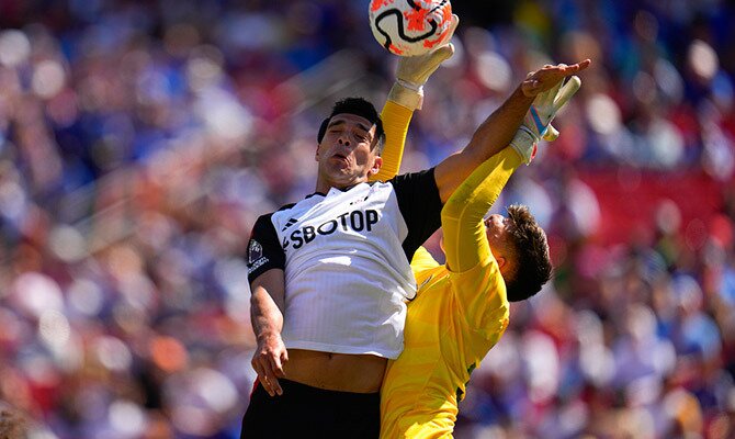 El delantero mexicano Raúl Jiménez del Fulham busca un cabezazo