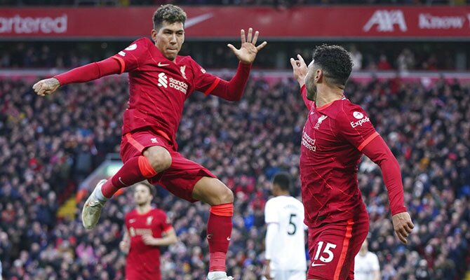 Firmino celebrando un gol, será el atacante a seguir en el Arsenal vs Liverpool de la Carabao Cup.