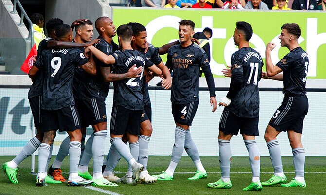 Futbolistas del Arsenal festejan una anotacion en la Premier League