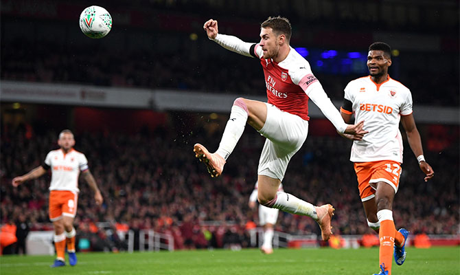 Mesut Özil celebra su gol en la victoria del Arsenal sobre el Leicester City