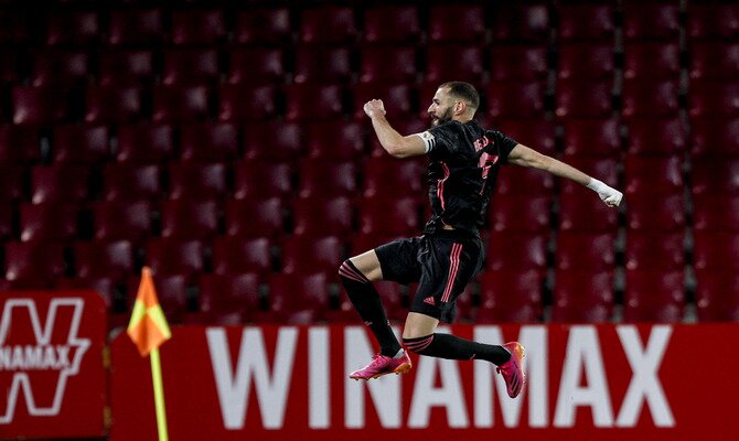 Benzema celebra un gol saltando. Cuotas para el Athletic Club vs Real Madrid de LaLiga Santander.