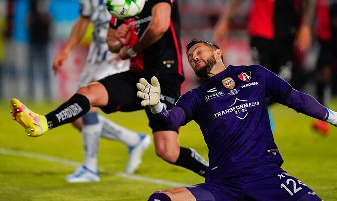 Camilo Vargas del Atlas ataja un balon en partido de Liga MX