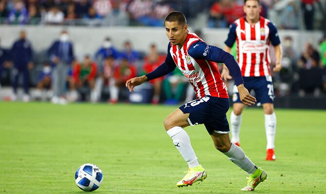 Carlos Cisneros de la Chivas de Guadalajara controla el balon