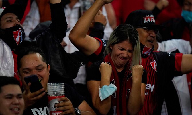 Aficionados del Atlas esperan otra celebracion en el Jalisco