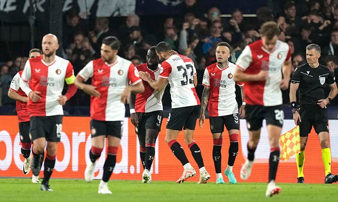 Jugadores de Feyenoord festejan una anotación contra el Celtic