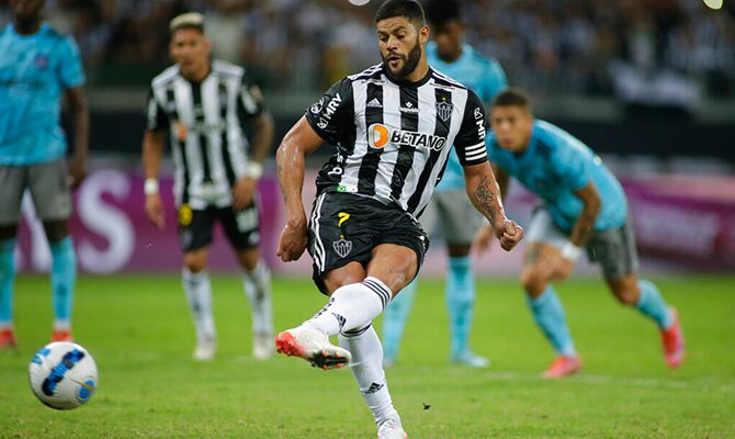 Hulk anotando de penal un gol para el Atletico Mineiro en la Libertadores