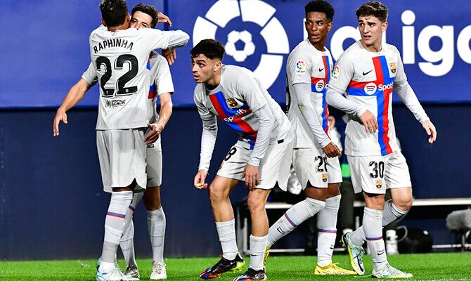 Futbolistas del FC Barcelona celebran un gol en partido de LaLiga