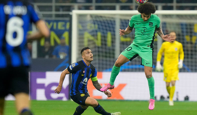 Axel Witsel del Atletico ante Lautaro Martinez del Inter