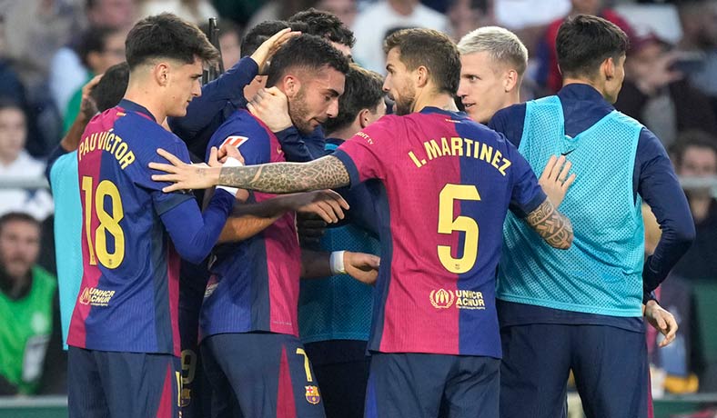 Jugadores del Barcelona festejan un gol de Ferran Torres