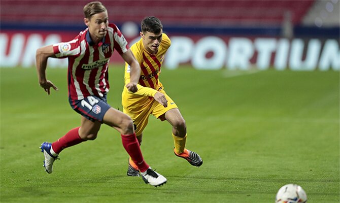 Llorente y Pedri luchan por el balón en la imagen. Cuotas del Barcelona vs Atlético de Madrid