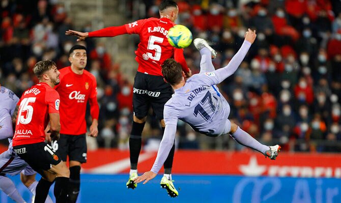 Luuk De Jong del Barcelona intenta un remate ante Mallorca
