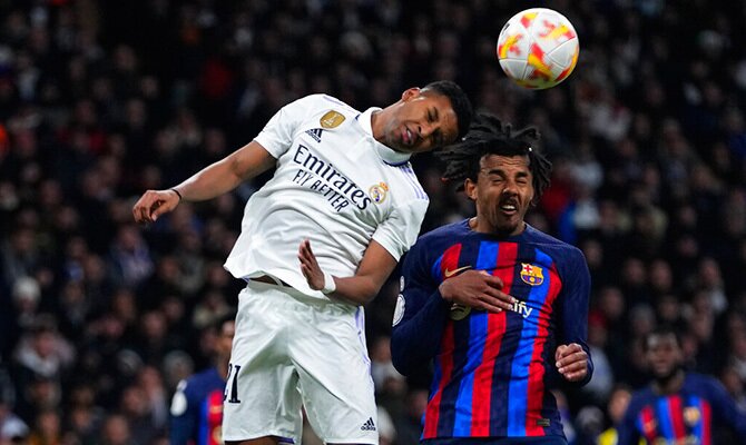 Rodrygo del Real Madrid y Kounde del Barcelona en duelo aereo