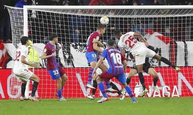 Jugadores del Barcelona y el Sevilla en un corner