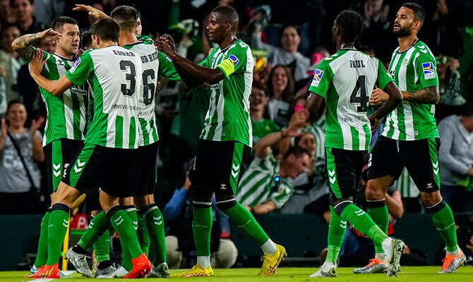 Jugadores del Betis celebran una anotacion en partido de la temporada 2022-2023