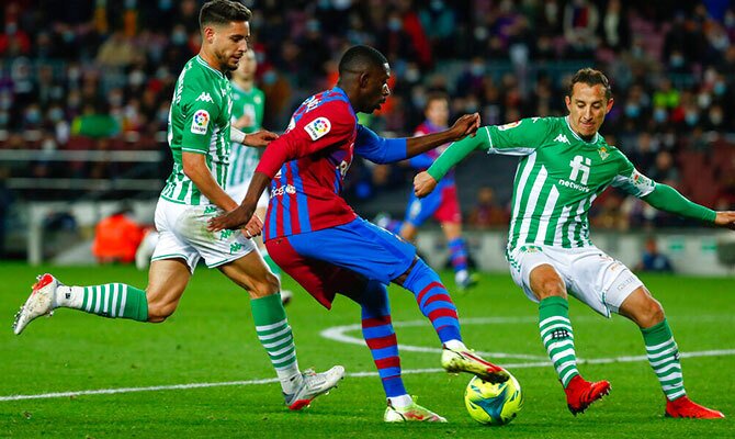 Ousmane Dembele del Barcelona disputa el balon con Andres Guardado del Betis