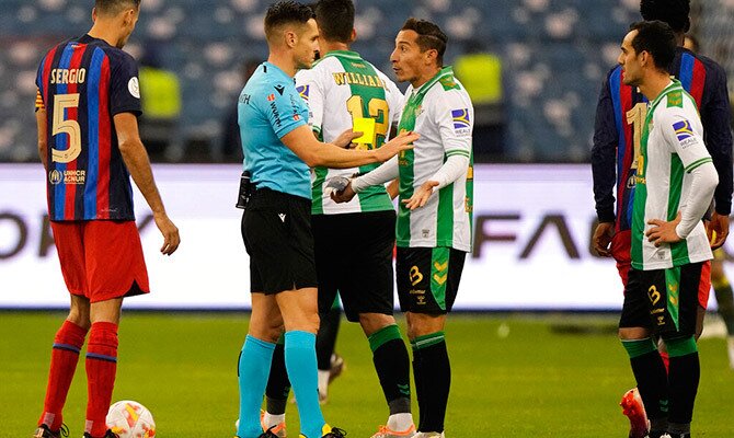 Andres Guardado reclama al arbitro en el ultimo duelo entre Betis y Barcelona