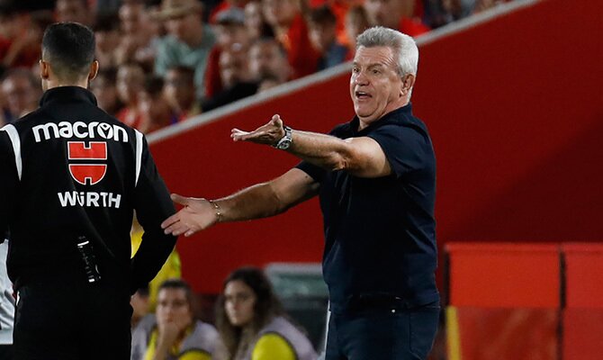El técnico mexicano Javier Aguirre gira instrucciones a los jugadores del Mallorca